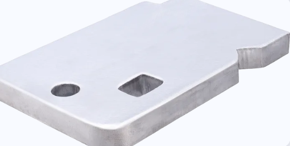 Piesă metalică finisată, cu muchii rotunjite pe conturul exterior și în decupaje