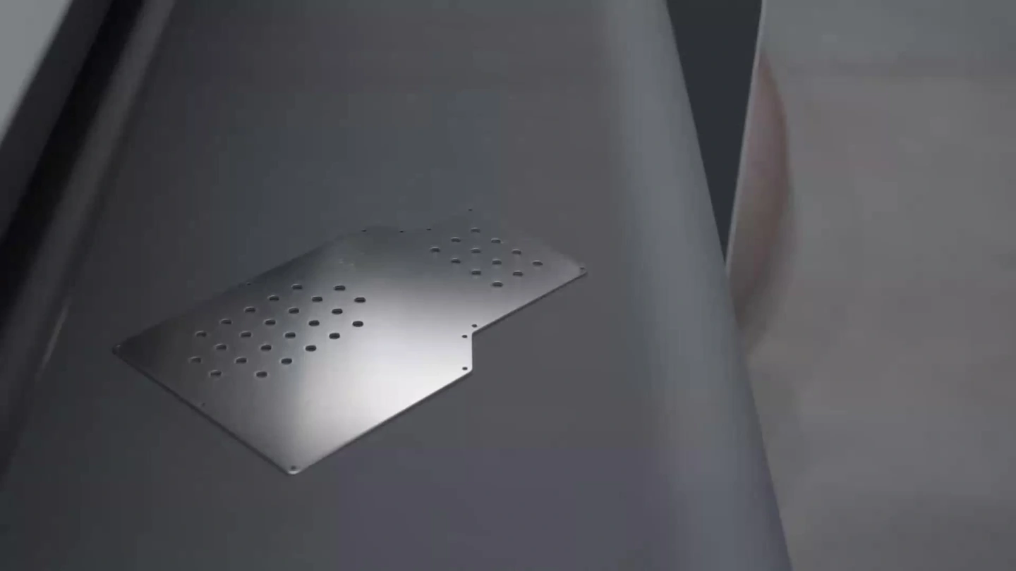 După prelucrarea cu DM1100 C: aceeași piesă perforată, cu muchiile exterioare și contururile găurilor prelucrate